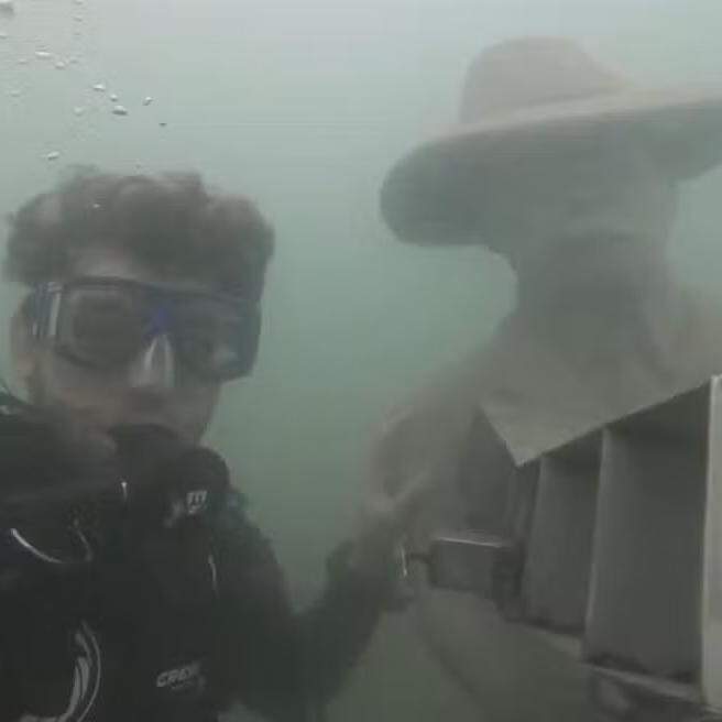 Mergulhadores tiram selfie com as esculturas do 1° centro de visitação subaquático do Brasil
