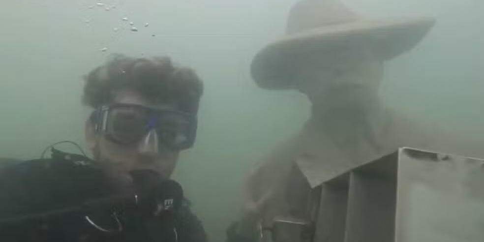 Mergulhadores tiram selfie com as esculturas do 1° centro de visitação subaquático do Brasil