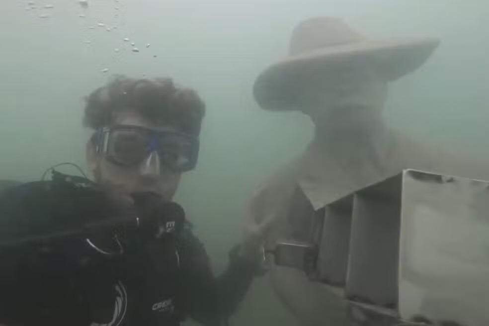 Mergulhadores tiram selfie com as esculturas do 1° centro de visitação subaquático do Brasil