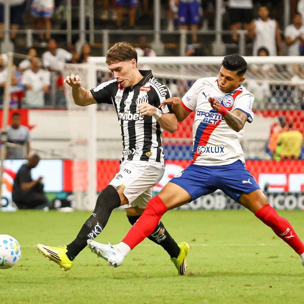 Rollheiser marcou dois gols de pênalti, mas o Santos não soube segurar a vantagem na etapa final