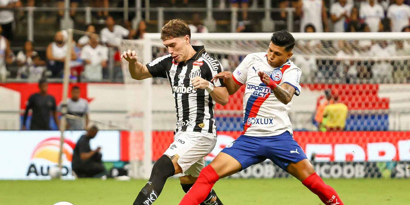 Rollheiser marcou dois gols de pênalti, mas o Santos não soube segurar a vantagem na etapa final
