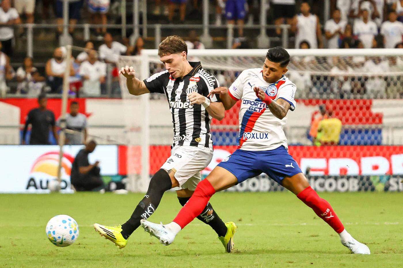 Rollheiser marcou dois gols de pênalti, mas o Santos não soube segurar a vantagem na etapa final
