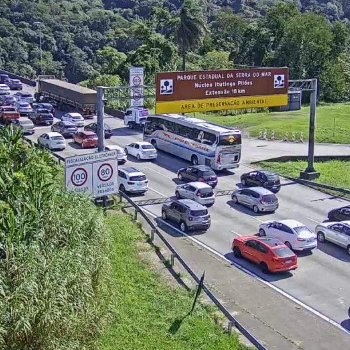 Motoristas encaram trânsito intenso na saída da Baixada Santista