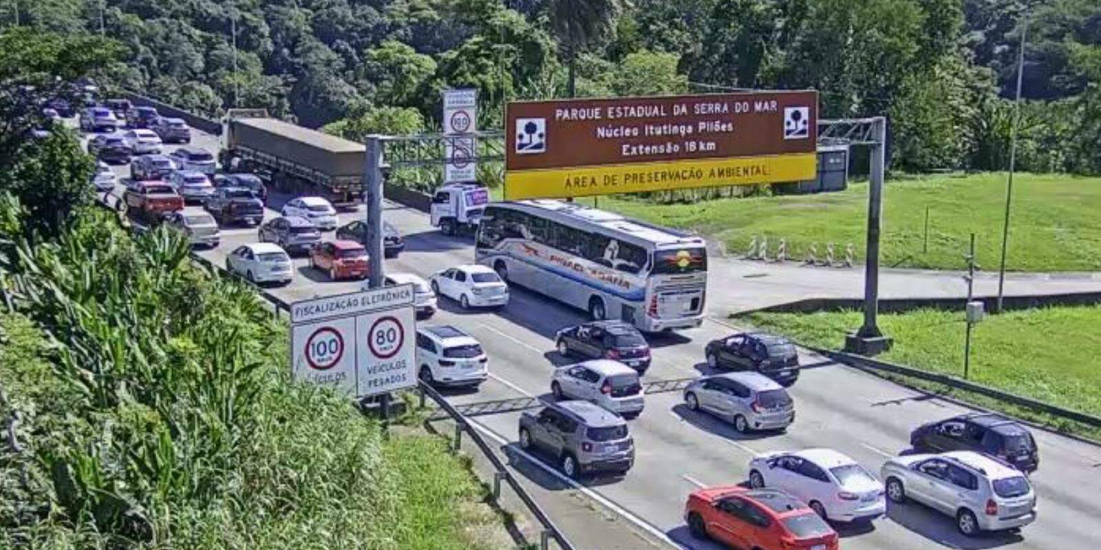 Motoristas encaram trânsito intenso na saída da Baixada Santista