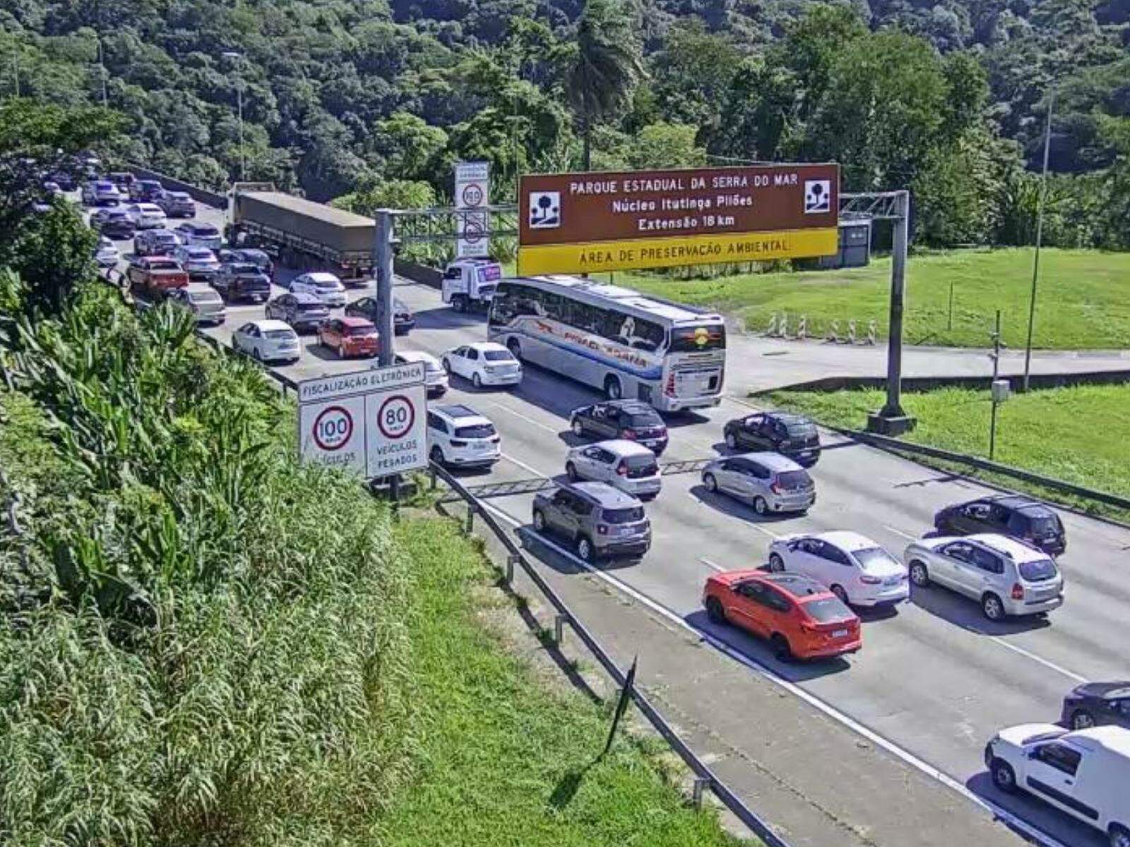 Motoristas encaram trânsito intenso na saída da Baixada Santista