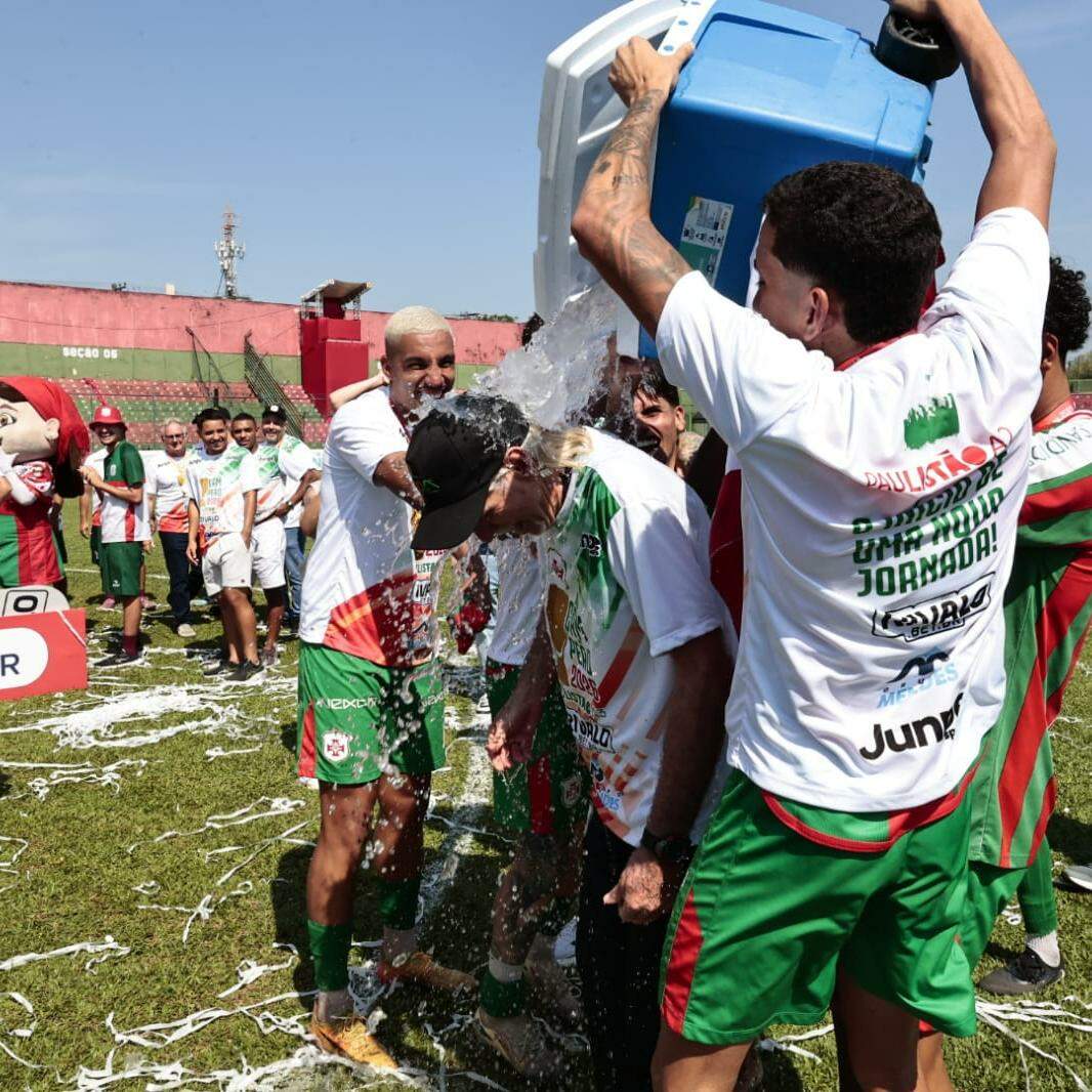 Jogadores dão "banho" no treinador Sérgio Guedes, durante comemoração do título