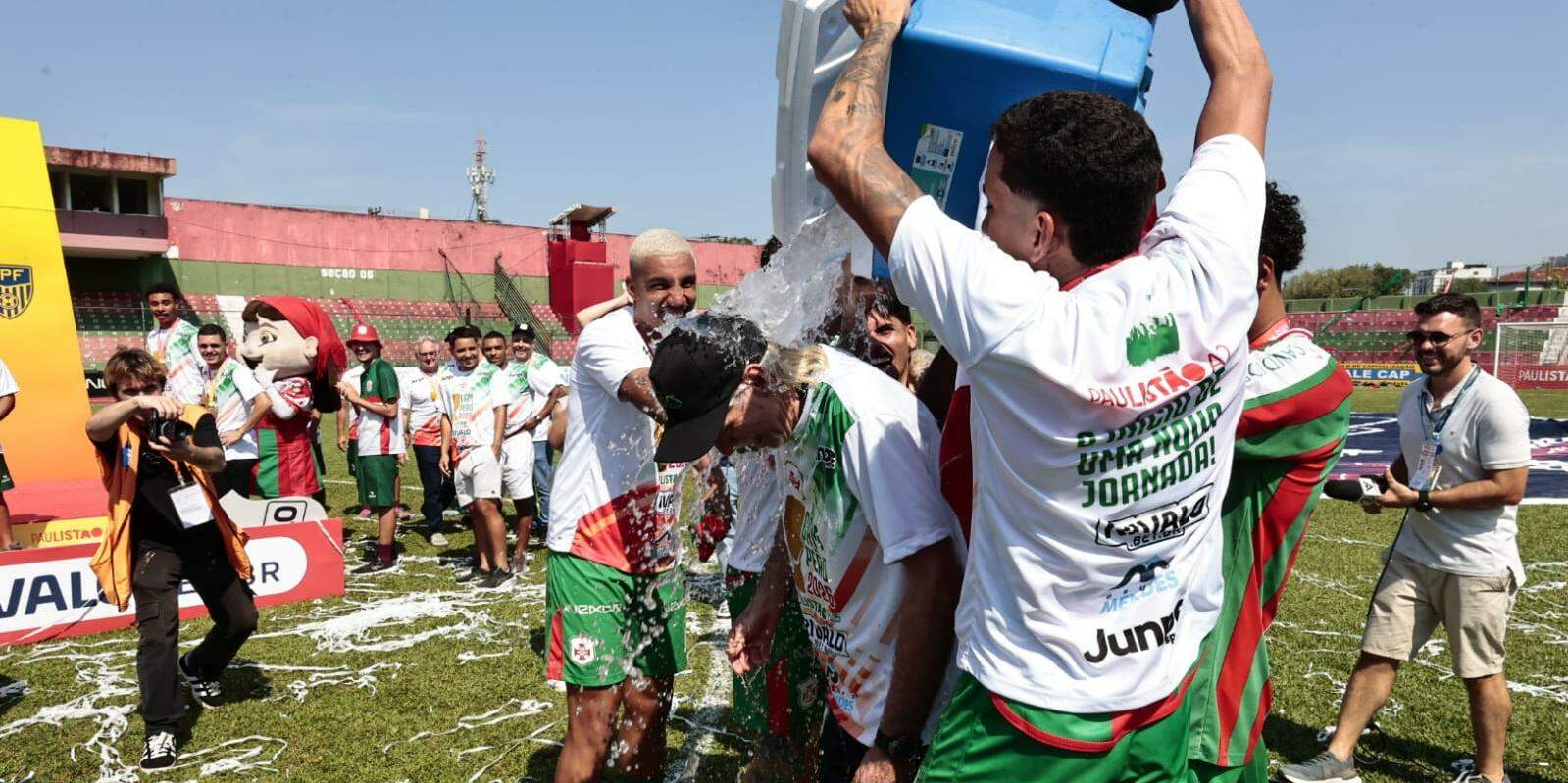 Jogadores dão "banho" no treinador Sérgio Guedes, durante comemoração do título