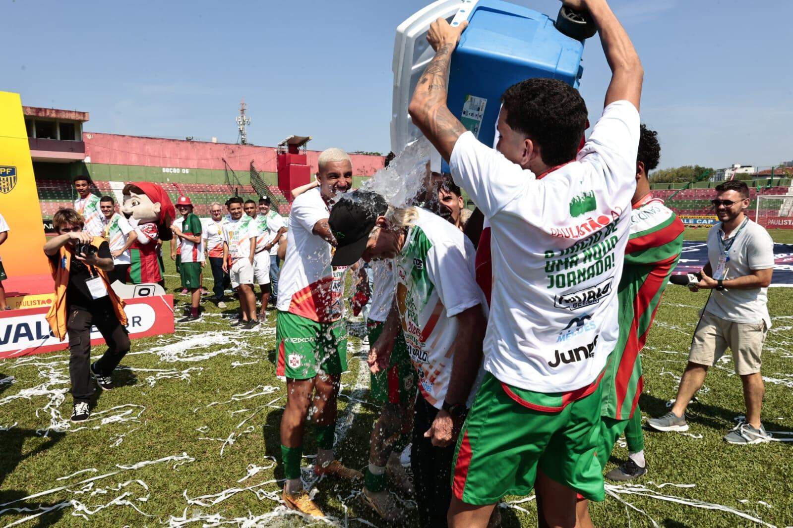 Jogadores dão "banho" no treinador Sérgio Guedes, durante comemoração do título