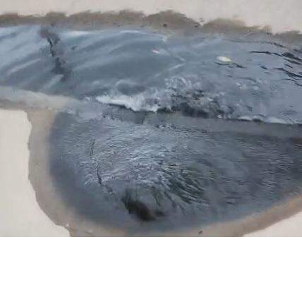 Esgoto na porta de casa causa mau cheiro e traz transtornos em Santos