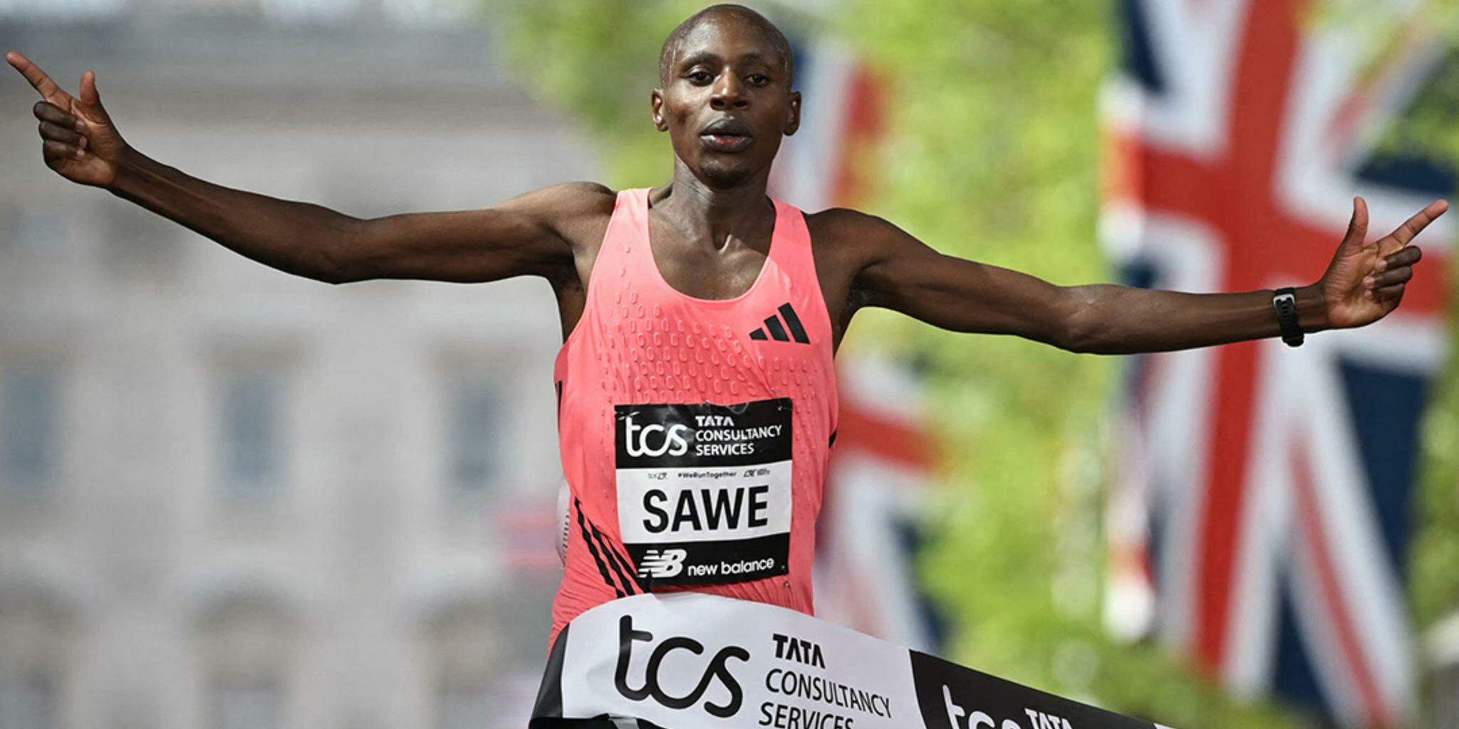 Queniano se torna primeiro atleta a correr maratona abaixo de 2 horas