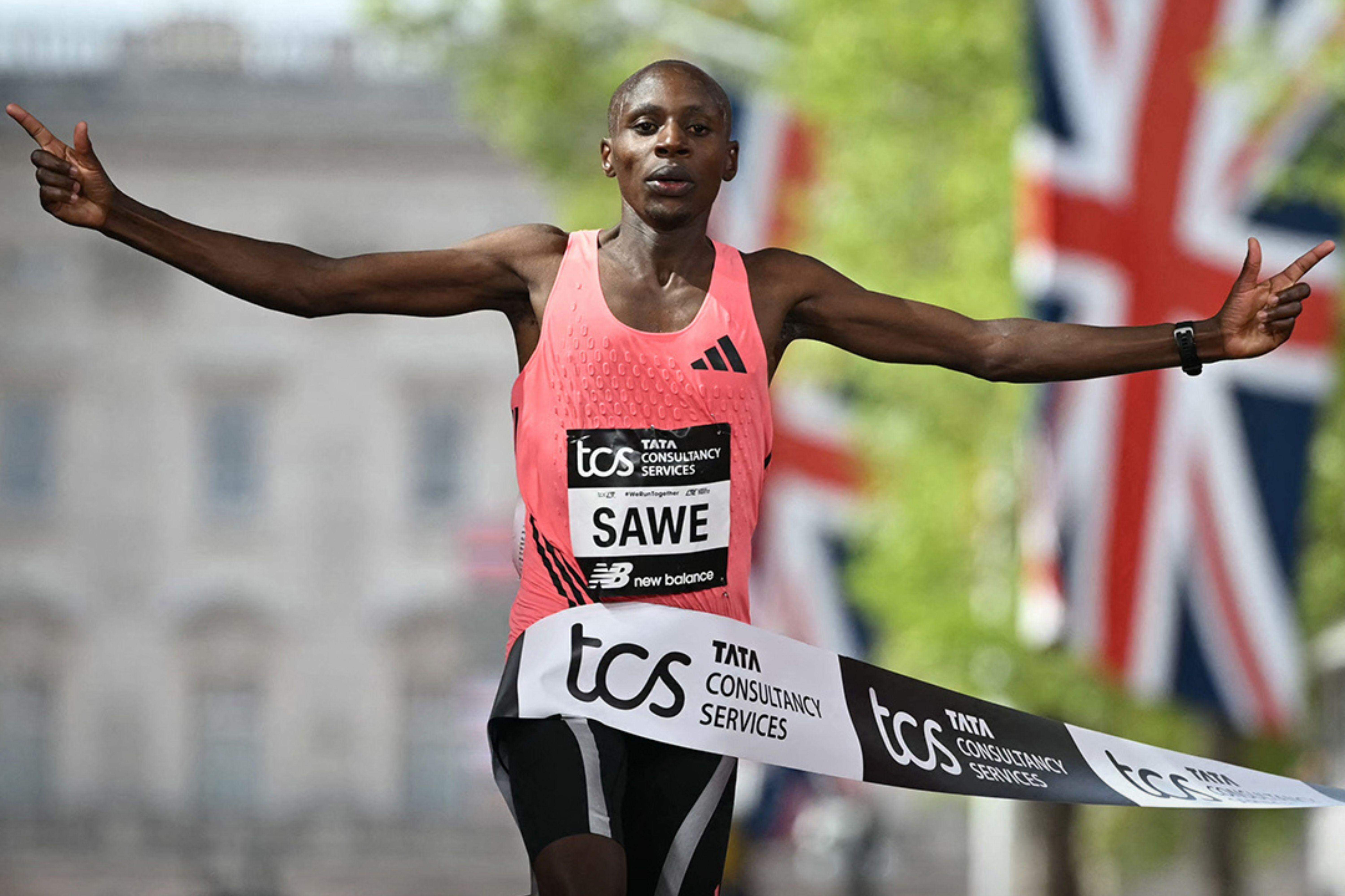 Queniano se torna primeiro atleta a correr maratona abaixo de 2 horas