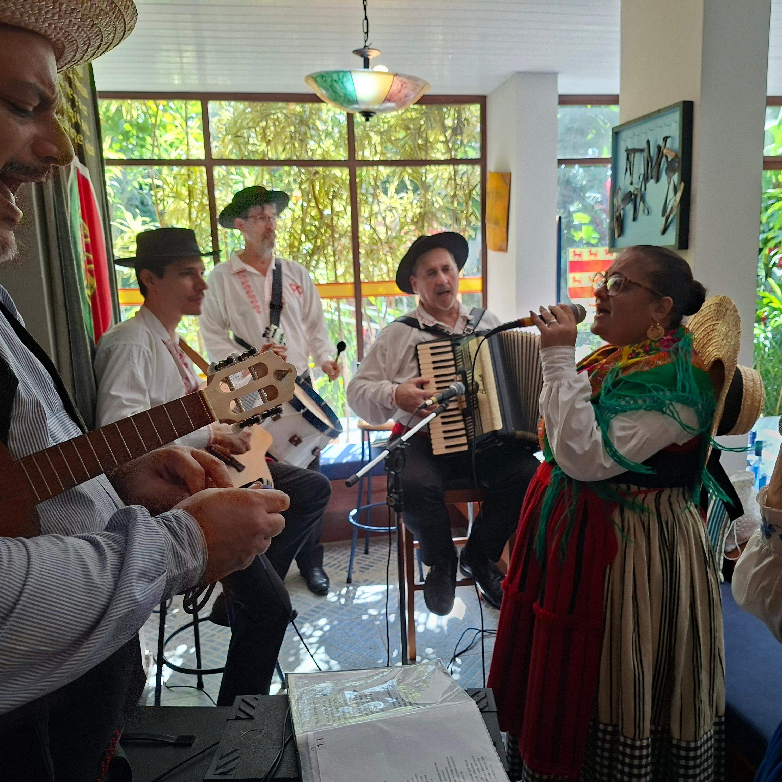 Rancho Verde Gaio anima a tradição com cantorias e danças