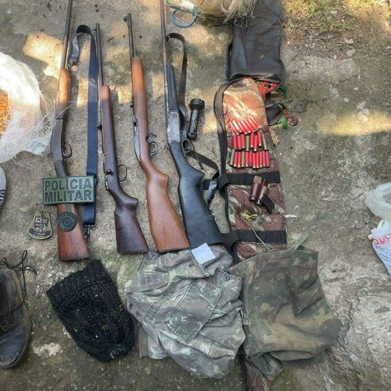 Quatro espingardas, de calibres .22 e .32, e 54 munições de diferentes calibres (.22, .32 e .28), entre outros itens, foram apreendidos em um imóvel