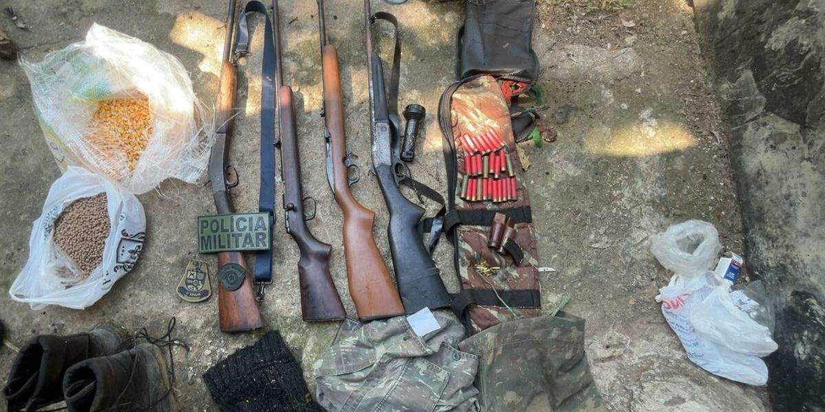 Quatro espingardas, de calibres .22 e .32, e 54 munições de diferentes calibres (.22, .32 e .28), entre outros itens, foram apreendidos em um imóvel