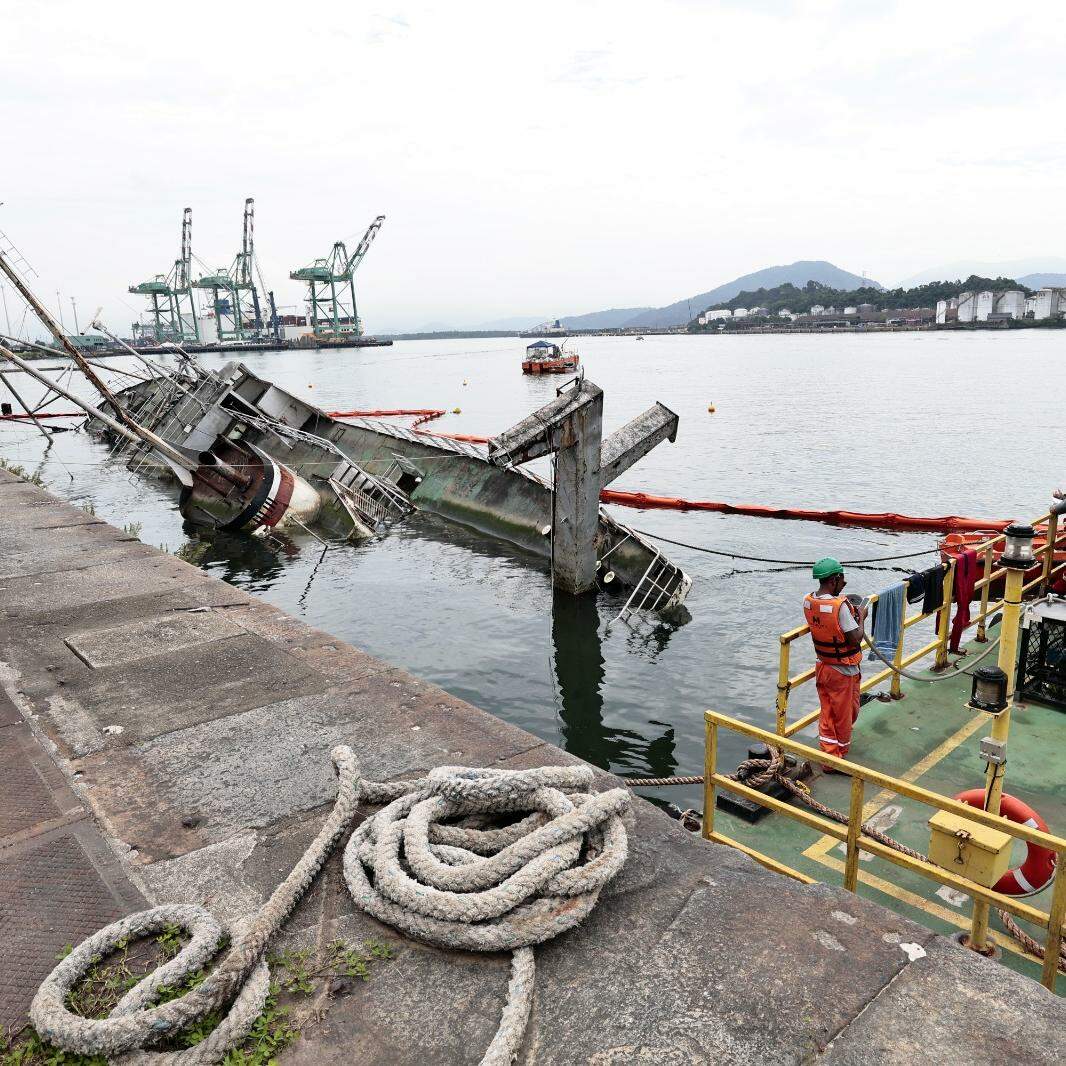 Historic ship Professor W. Besnard capsized at Porto de Santos, in front of Parque Valongo, and is partially submerged
