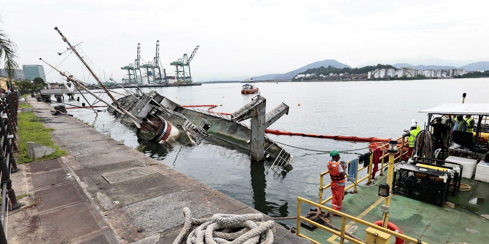 Historic ship Professor W. Besnard capsized at Porto de Santos, in front of Parque Valongo, and is partially submerged