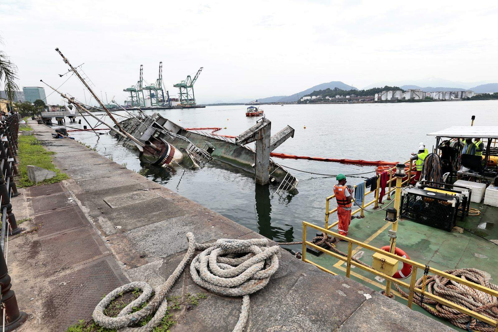 Historic ship Professor W. Besnard capsized at Porto de Santos, in front of Parque Valongo, and is partially submerged