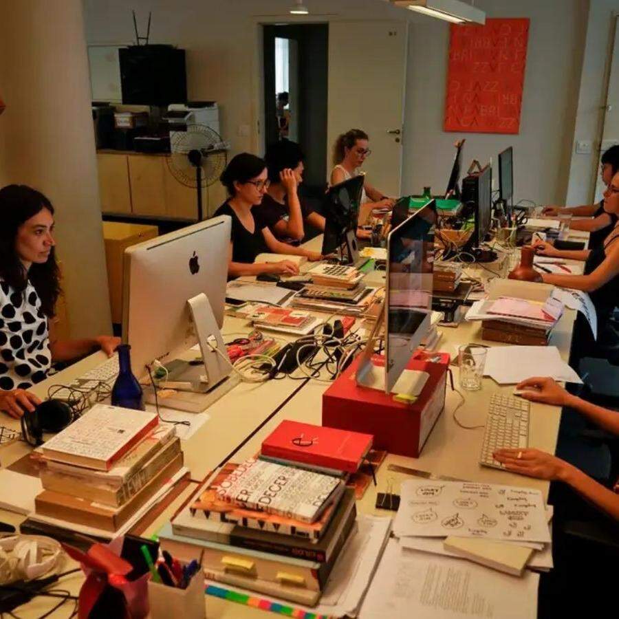 Mulheres seguem ganhando 21% menos que homens em empresas com mais de 100 funcionários