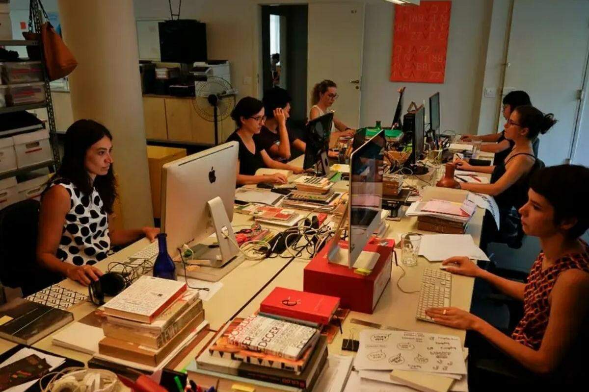 Mulheres seguem ganhando 21% menos que homens em empresas com mais de 100 funcionários