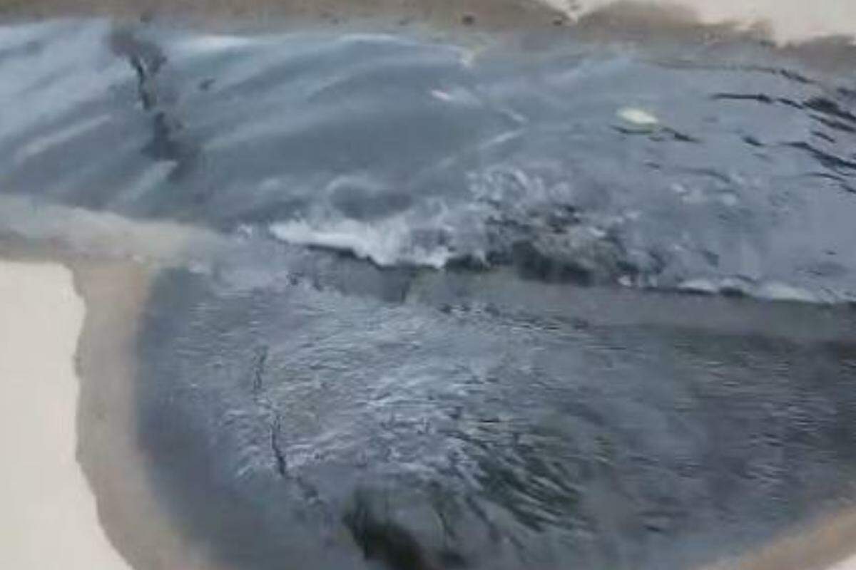 Esgoto na porta de casa causa mau cheiro e traz transtornos em Santos