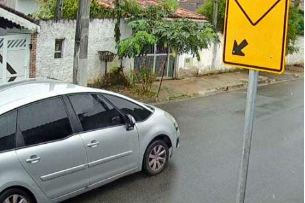 Mulher é perseguida por homem de carro com as partes íntimas à mostra