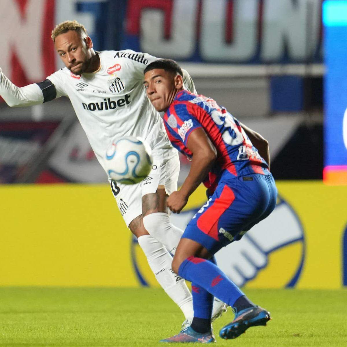 Neymar teve mais uma atuação discreta pelo Peixe, no empate com o San Lorenzo em Buenos Aires