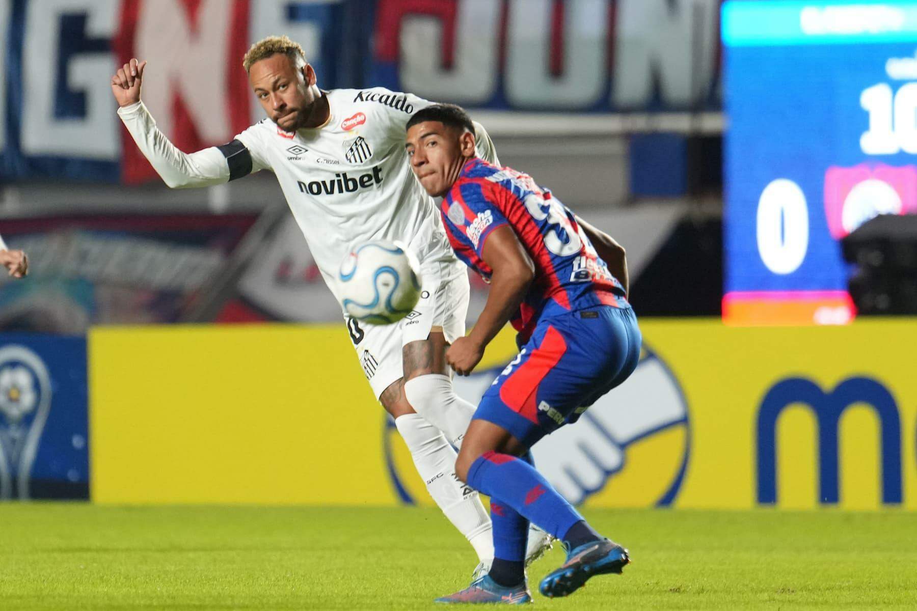 Neymar teve mais uma atuação discreta pelo Peixe, no empate com o San Lorenzo em Buenos Aires
