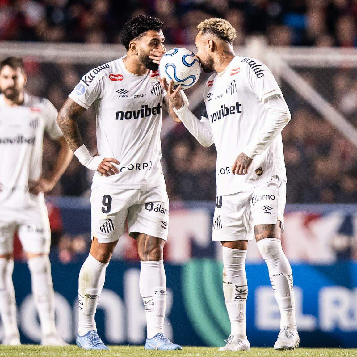 Gabigol e Neymar podem desfalcar o Peixe contra o Palmeiras em razão do gramado sintético do Allianz Parque