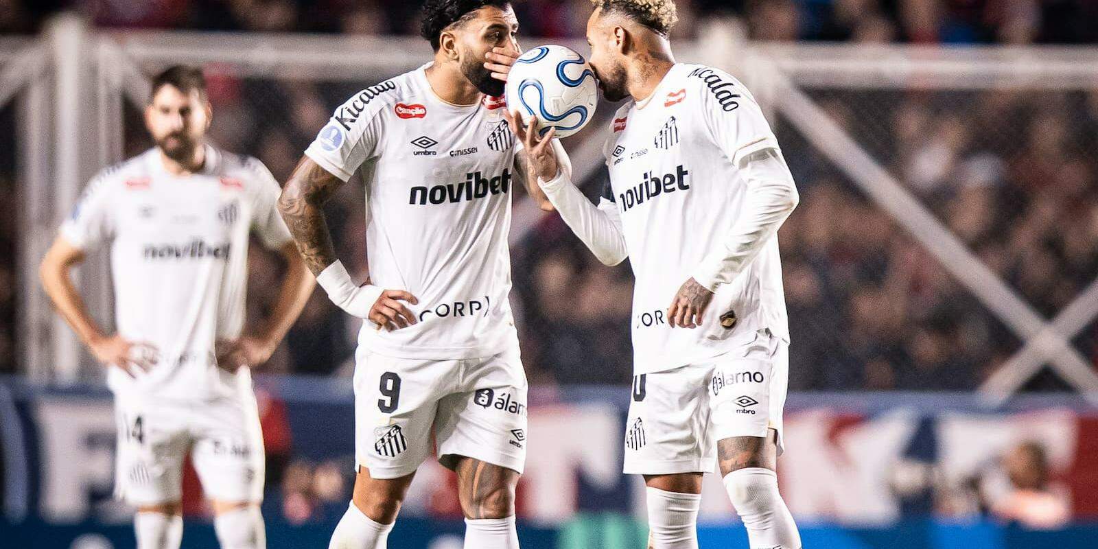 Gabigol e Neymar podem desfalcar o Peixe contra o Palmeiras em razão do gramado sintético do Allianz Parque