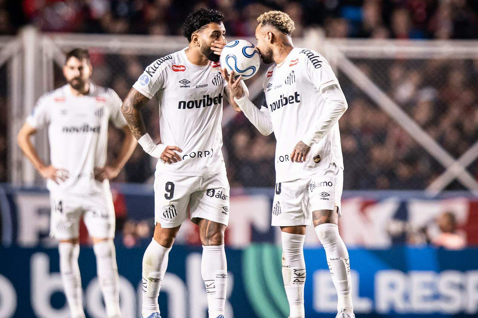 Gabigol e Neymar podem desfalcar o Peixe contra o Palmeiras em razão do gramado sintético do Allianz Parque