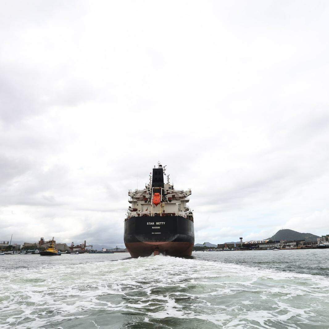 A água de lastro é captada do mar em todo o mundo e armazenada nos tanques dos navios para estabilidade; depois, é descartada nos portos