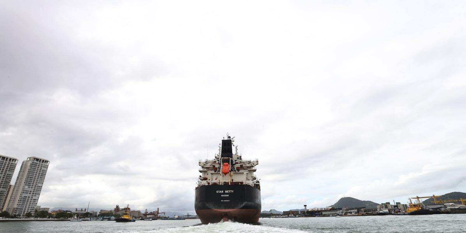 A água de lastro é captada do mar em todo o mundo e armazenada nos tanques dos navios para estabilidade; depois, é descartada nos portos