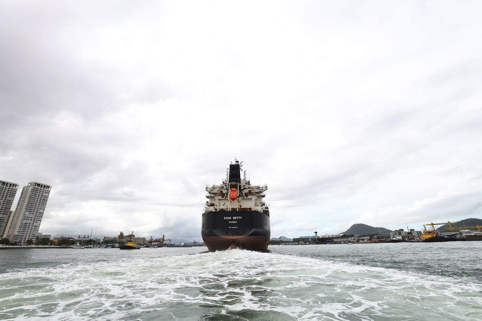 A água de lastro é captada do mar em todo o mundo e armazenada nos tanques dos navios para estabilidade; depois, é descartada nos portos