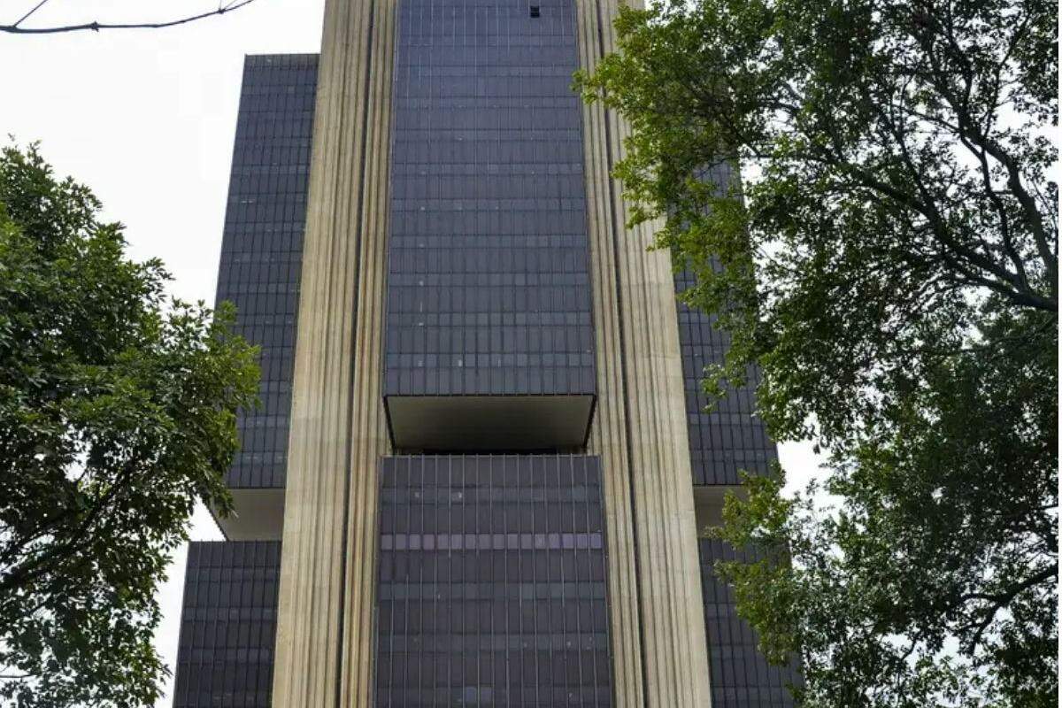 Copom volta a cortar juros