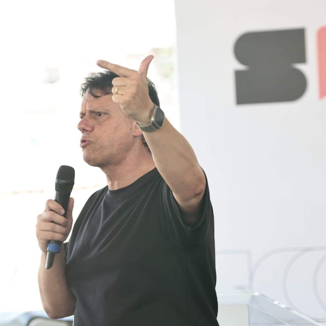 Governador Tarcísio de Freitas (Republicanos) está em Santos nesta quinta (30)