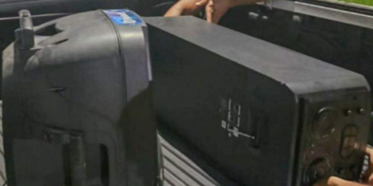 Ação apreendeu duas caixas de som