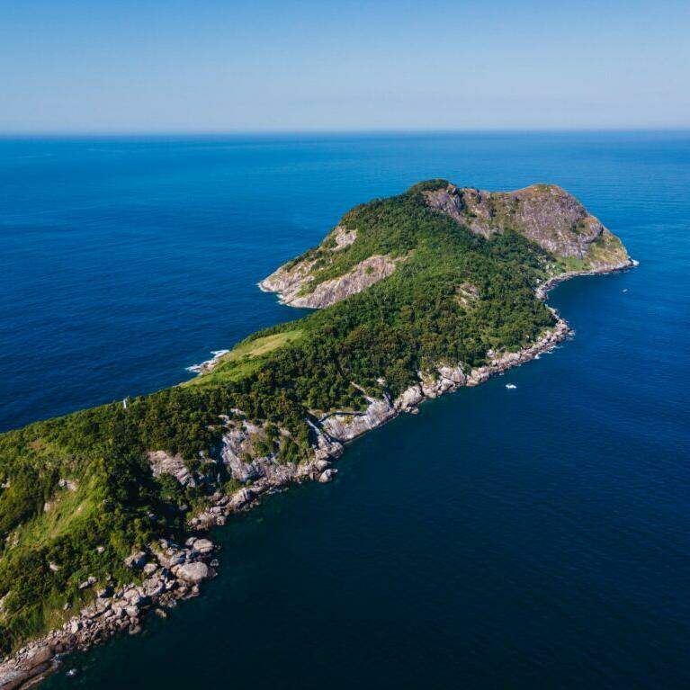 A Ilha da Queimada Grande fica entre as cidades de Itanhaém e Peruíbe, a 36 quilômetros da costa, no litoral de São Paulo