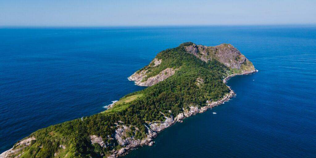 A Ilha da Queimada Grande fica entre as cidades de Itanhaém e Peruíbe, a 36 quilômetros da costa, no litoral de São Paulo