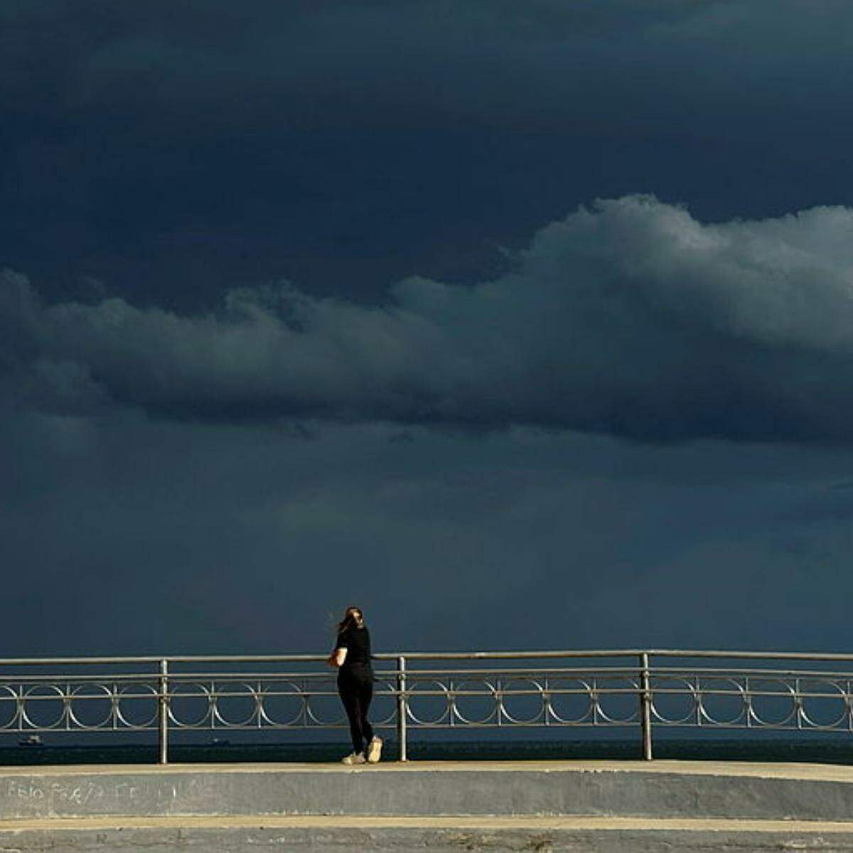 O domingo (3) deve marcar a virada no tempo, com temporal e queda de temperatura na Baixada Santista