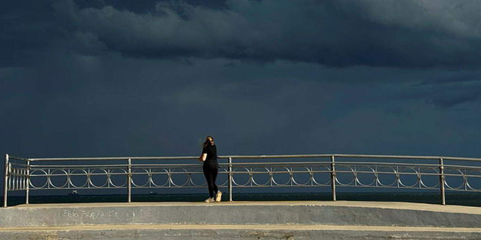 O domingo (3) deve marcar a virada no tempo, com temporal e queda de temperatura na Baixada Santista
