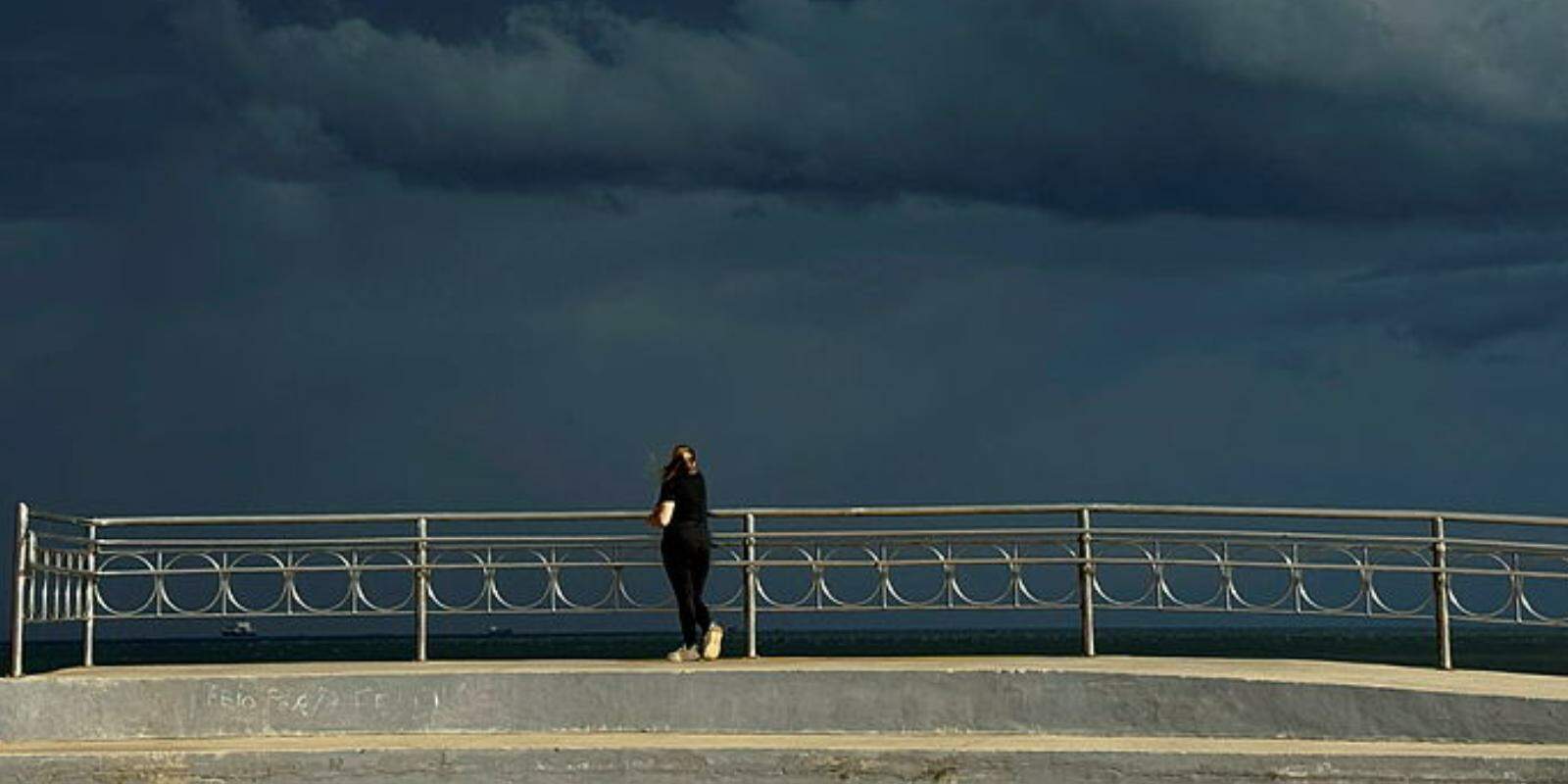 O domingo (3) deve marcar a virada no tempo, com temporal e queda de temperatura na Baixada Santista