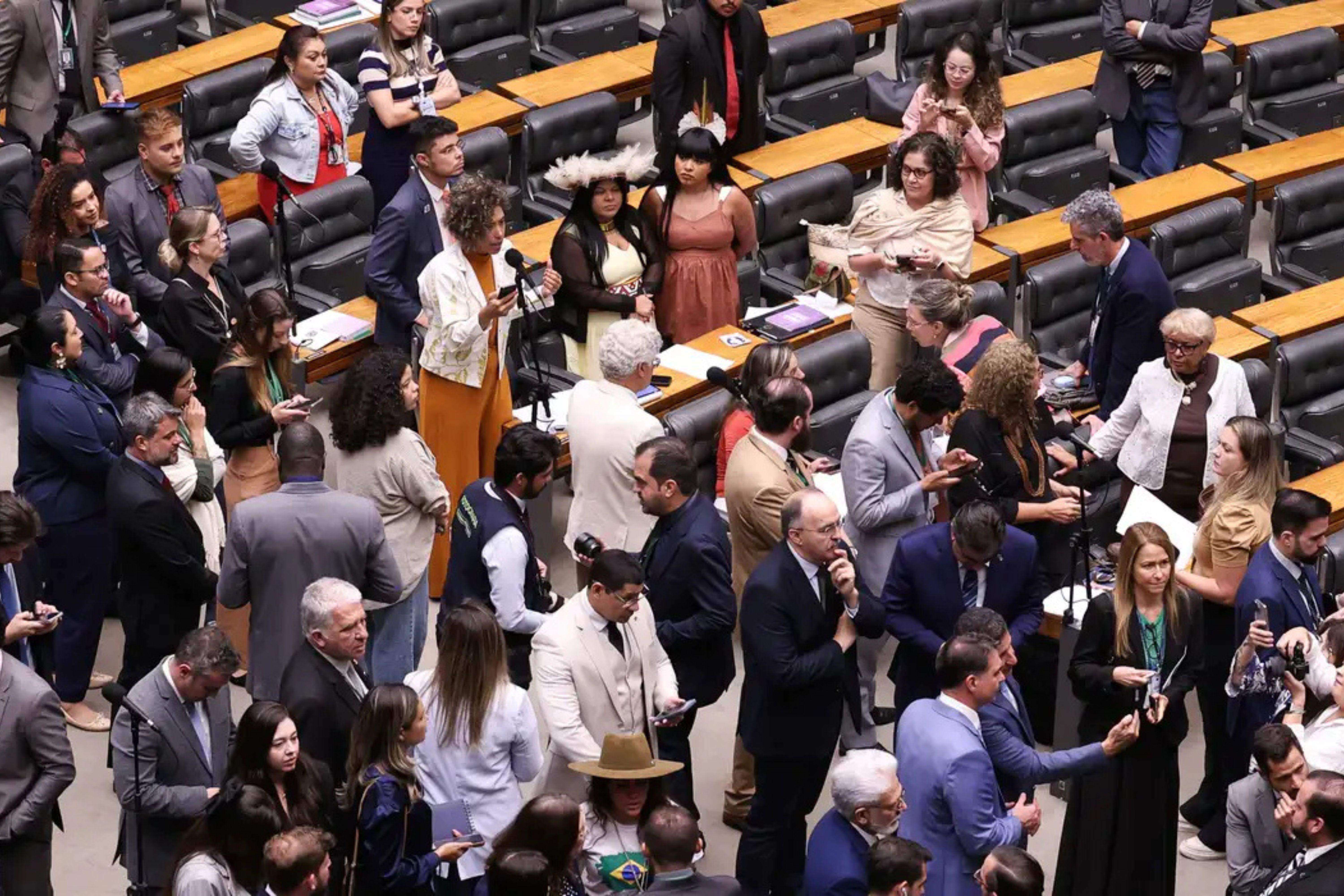 Câmara vota para derrubar veto ao PL da Dosimetria; falta o Senado