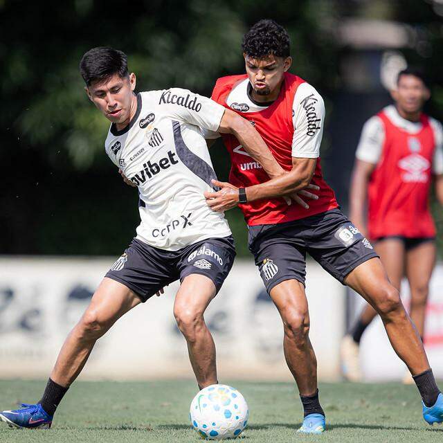 Miguelito e Mateus Xavier disputam a bola durante o treino desta quinta (30), no CT Rei Pelé