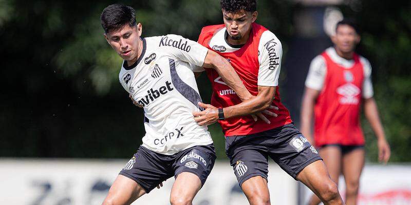 Miguelito e Mateus Xavier disputam a bola durante o treino desta quinta (30), no CT Rei Pelé