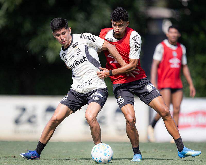 Miguelito e Mateus Xavier disputam a bola durante o treino desta quinta (30), no CT Rei Pelé