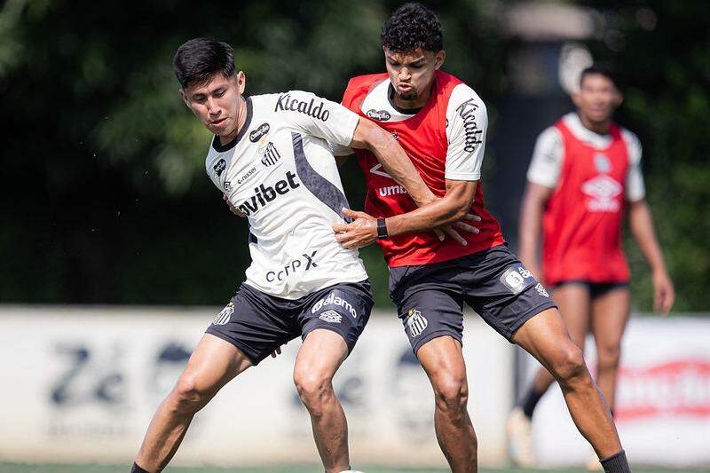 Miguelito e Mateus Xavier disputam a bola durante o treino desta quinta (30), no CT Rei Pelé