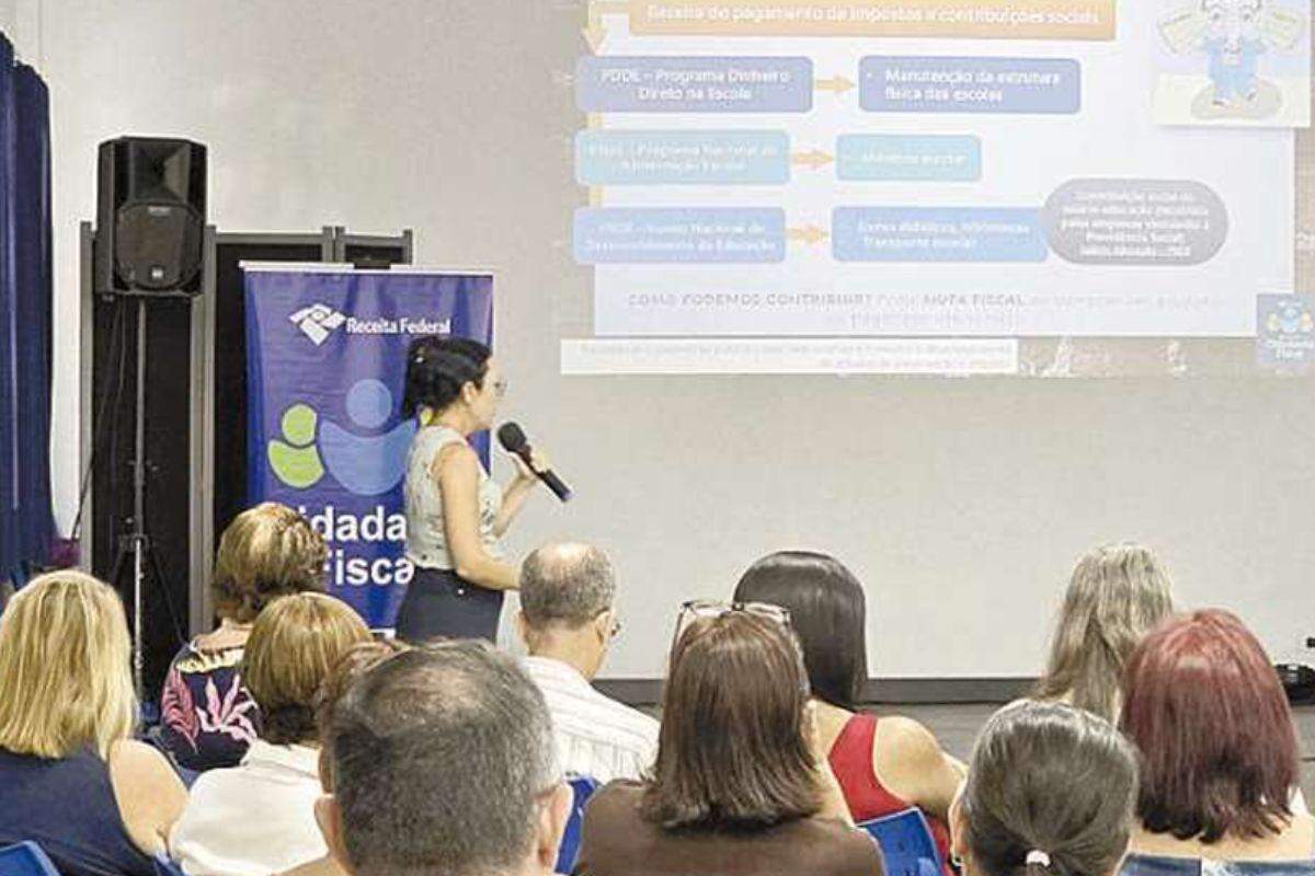 Professores de Guarujá são capacitados pela Receita Federal