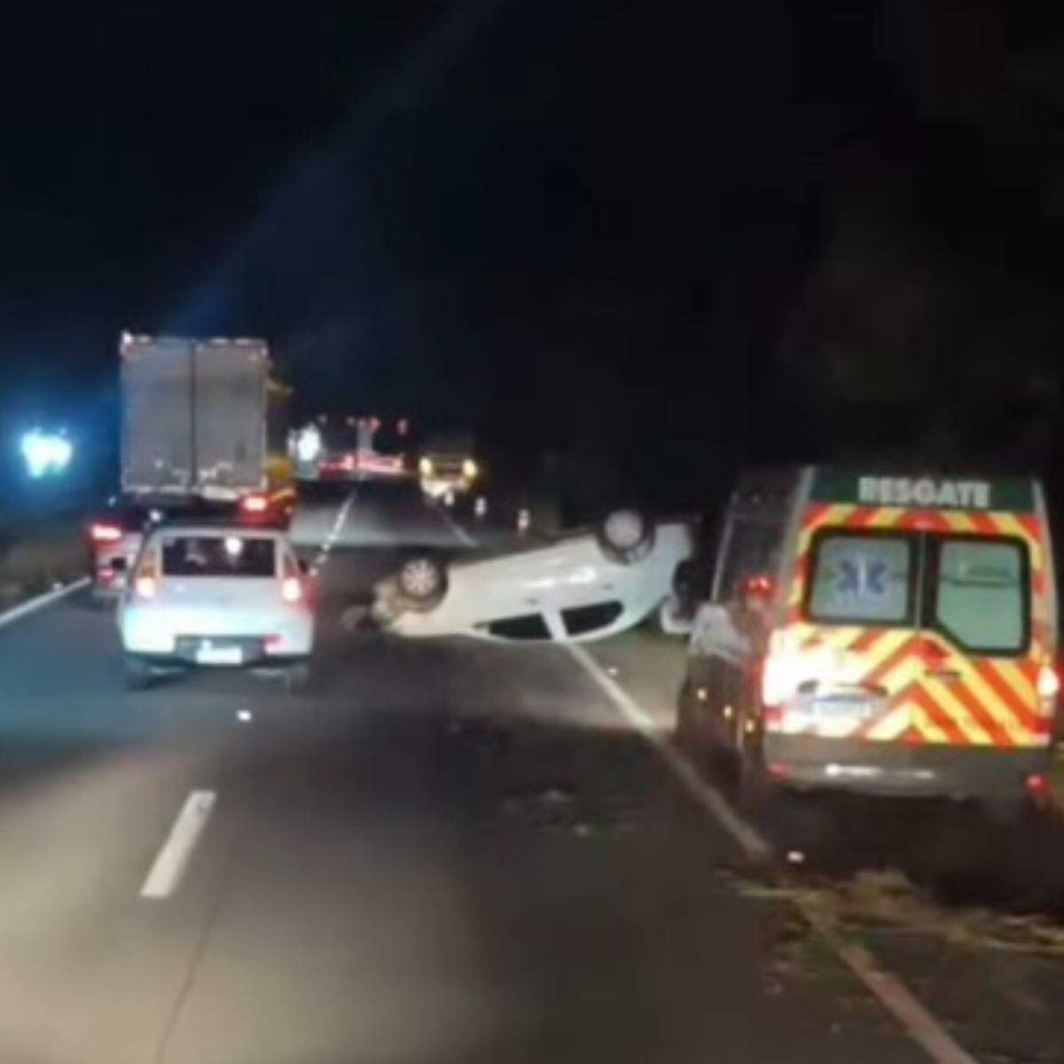 Veículo capotou na altura do km 379,6 da rodovia, na altura de Miracatu