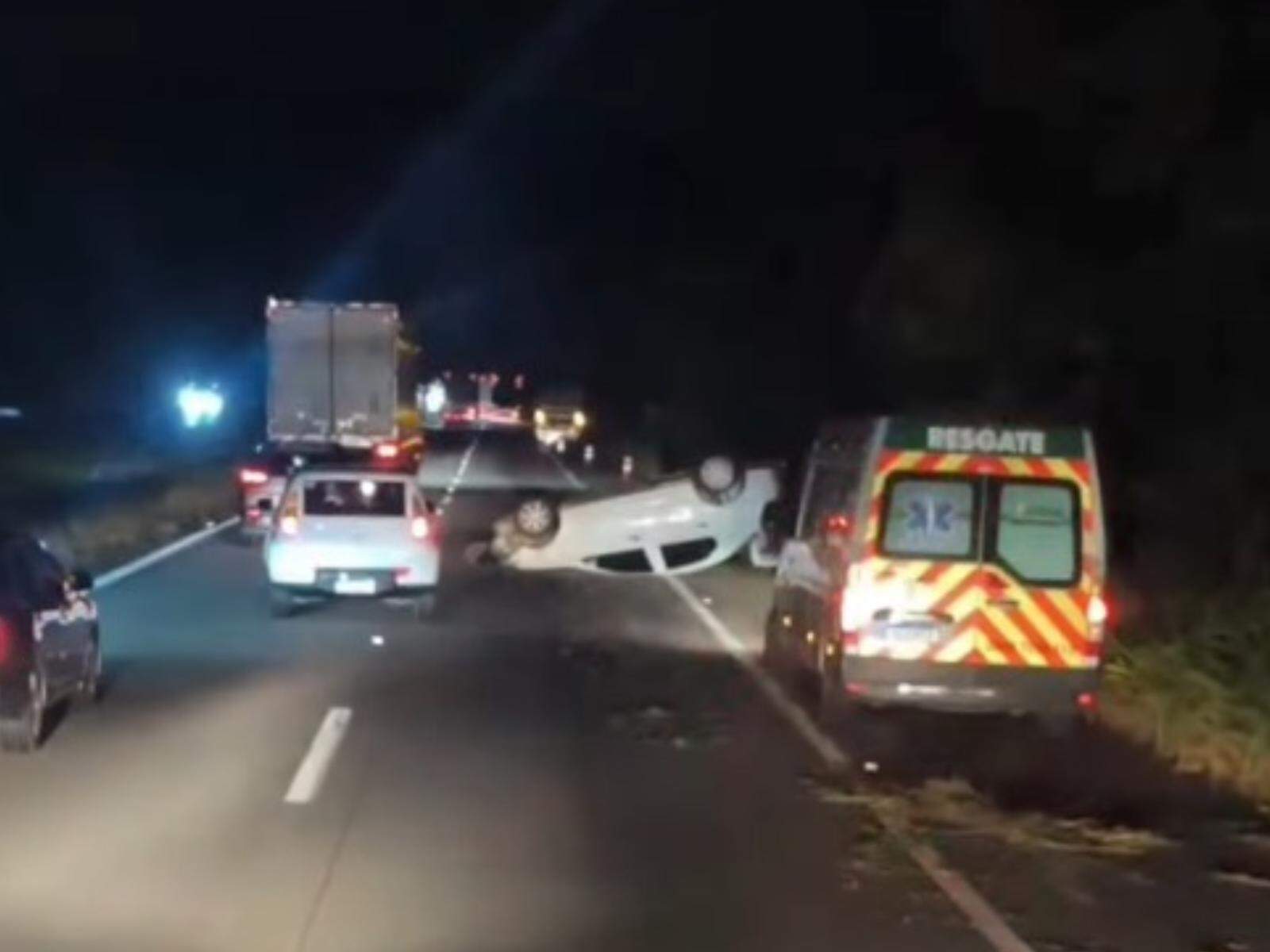 Veículo capotou na altura do km 379,6 da rodovia, na altura de Miracatu