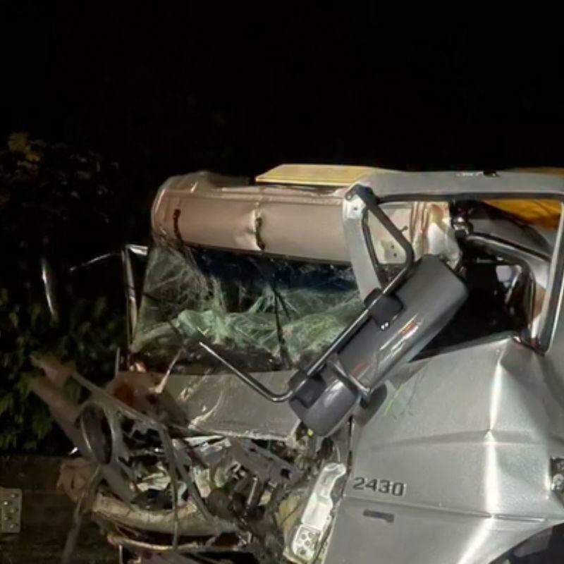 Caminhoneiro não conseguiu frear a tempo e atingiu a traseira de outro caminhão; ele não resistiu e morreu